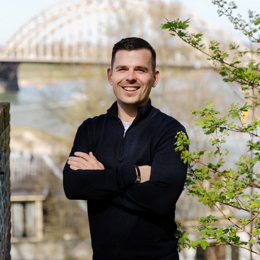 Portret van Bob Breukhoven bij de Waalbrug in Nijmegen