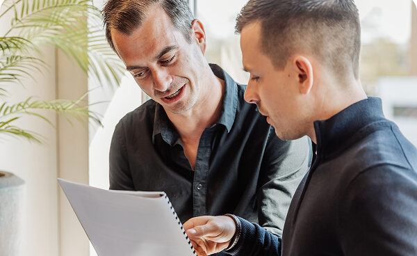 Twee medewerkers bespreken een document bij softwarebedrijf RIVA in Nijmegen