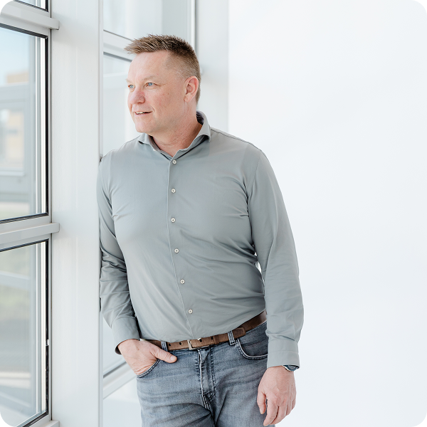 Medewerker van RIVA in Nijmegen staat in een lichte kantoorruimte