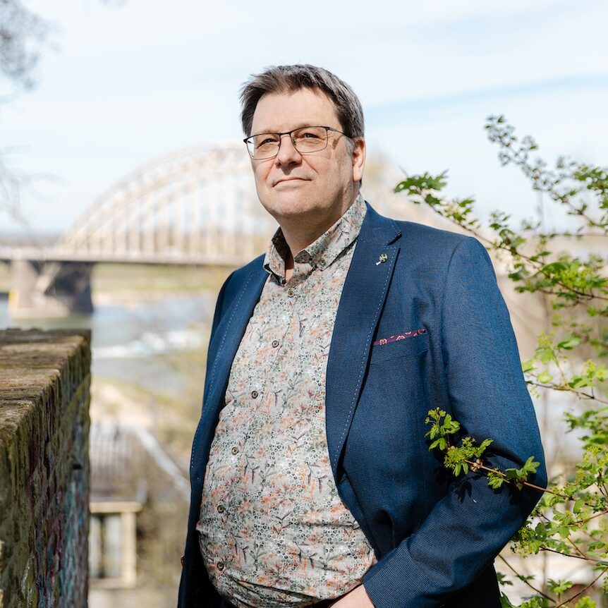 Portret van Hans Petersen bij de Waalbrug in Nijmegen