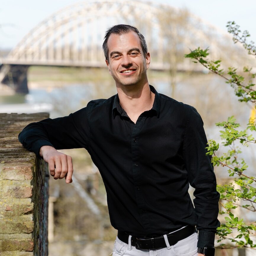 Portret van Mike bij de Waalbrug in Nijmegen
