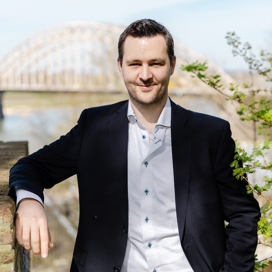 Portret van Patrick bij de Waalbrug in Nijmegen