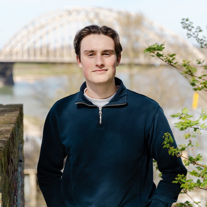 Portret van Rens bij de Waalbrug in Nijmegen