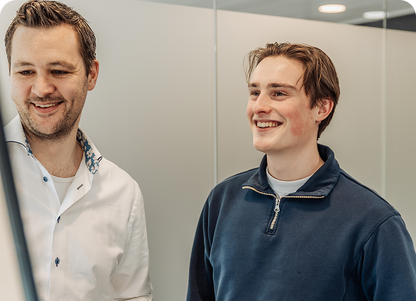 Twee medewerkers van RIVA in Nijmegen in gesprek over bedrijfsprocessen