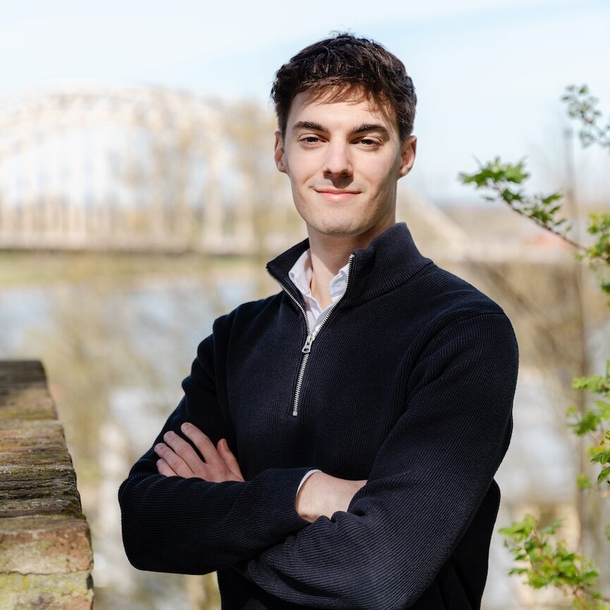 Portret van Robin van der Velden bij de Waalbrug in Nijmegen