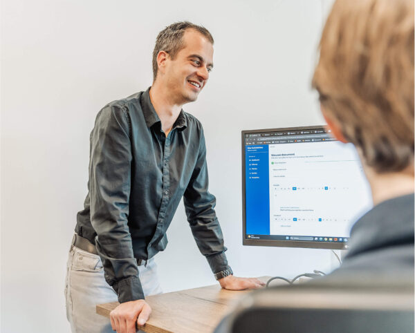 Mike van RIVA presenteert software op een beeldscherm in Nijmegen