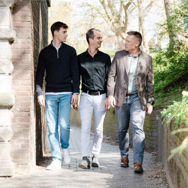 Erwin, Mike en Robin van RIVA lopen samen buiten in Nijmegen