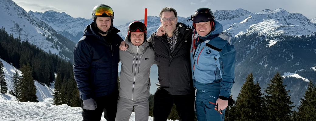 Vier medewerkers van RIVA tijdens een wintersportreis in 2025